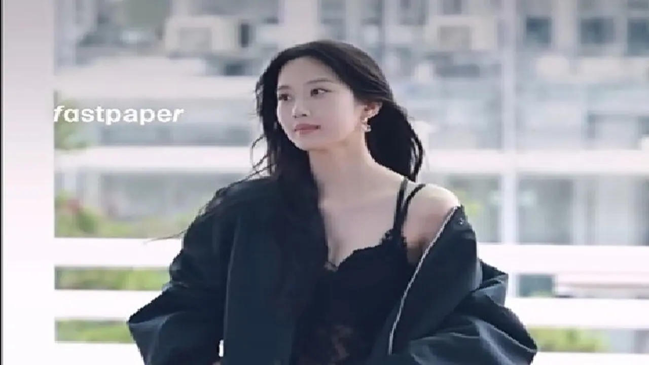 Terbang ke Jakarta, Moon Ga Young Bikin Sensasi dengan Pakai Lingerie di Bandara Incheon