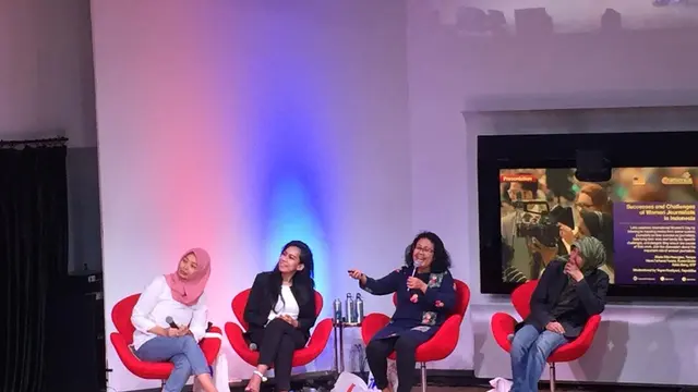 Adek Berry seorang fotografer dari AFP, Hanna Fauzie dari Koran Sindo dan Maria Rita Hasugian dari Tempo saat menjadi pembicara di Pusat Kebudayaan Amerika Serikat (LIputan6.com/Teddy Tri Setio Berty)