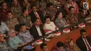 Presiden Joko Widodo dan Wapres Jusuf Kalla saat menghadiri perayaan hari ulang tahun Presiden kelima RI yang juga Ketua Umum PDI-P Megawati Soekarnoputri di Teater Taman Ismail Marzuki, Jakarta Pusat, Selasa (23/1). (Liputan6.com/Faizal Fanani)