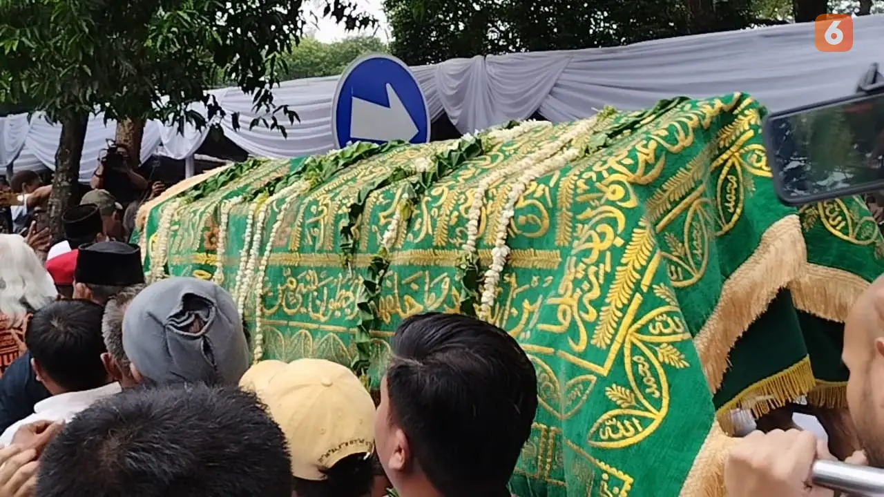 Proses pemakaman jenazah Titiek Puspa