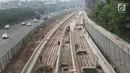 Penampakan kontruski pembangunan proyek kereta ringan (Light Rail Transit/LRT) di kawasan Kampung Makassar, Jakarta, Rabu (19/7). (Liputan6.com/Immanuel Antonius)