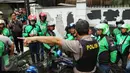 Petugas saat memberikan arahan kepada pengemudi Go-Jek yang diamankan di kawasan Senayan, Jakarta Pusat, Selasa (22/3). Mereka diamankan karena diduga akan melakukan aksi balasan terhadap Sopir Taksi.(Liputan6.com/Fery Pradolo)
