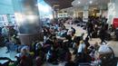 Ratusan penumpang menumpuk menunggu kedatangan kapal laut yang akan keluar Jawa Timur di Dermaga Gapura Surya Nusantara, Pelabuhan Tanjung Perak, Surabaya, Jawa Timur, Kamis (30/5/2019). PT Pelindo III memprediksi puncak arus mudik keluar Jawa Timur tgl 1 Juni 2019. (merdeka.com/Dwi Narwoko)