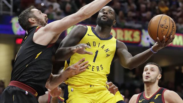 Kevin Love (kiri) mencoba memblok tembakan Lance Stephenson
