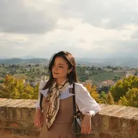 Dua tampilan yang ia bagikan di Italia memperlihatkan transformasi gaya Amanda yang semakin matang dan berkarakter, mulai dari nuansa countryside yang lembut hingga city look yang sleek dan edgy. [@amandarawless].