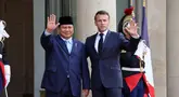 Presiden Prancis Emmanuel Macron (kanan) menyambut Presiden Indonesia Prabowo Subianto sebelum pertemuan bilateral di Istana Elysee, Paris pada 14 Juli 2025. (Ludovic MARIN/AFP)