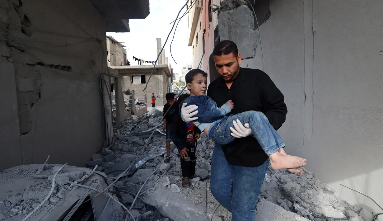 Di waktu bersamaan, tim penyelamat mengatakan dalam sebuah serangan Israel di Gaza sedikitnya menewaskan 35 orang. (Eyad BABA/AFP)