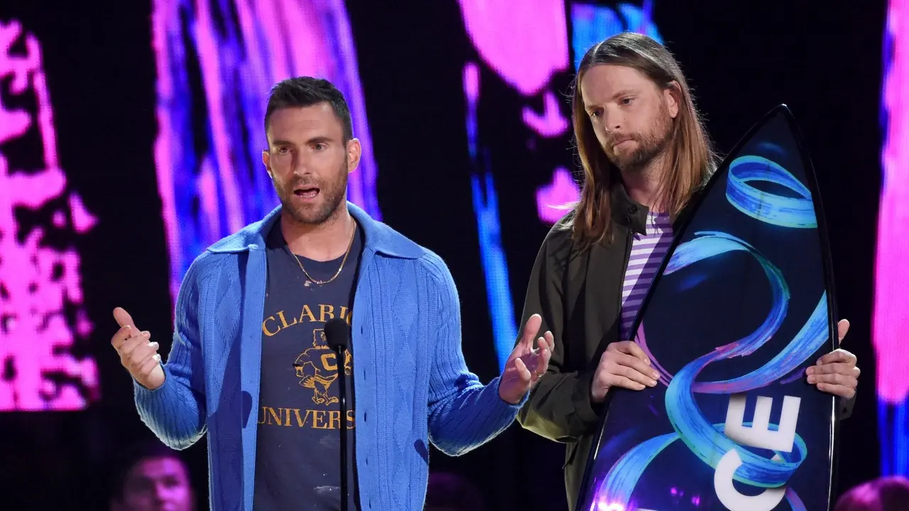 Maroon 5 saat menerima penghargaan Teen's Choice Awards 2017 (E!)