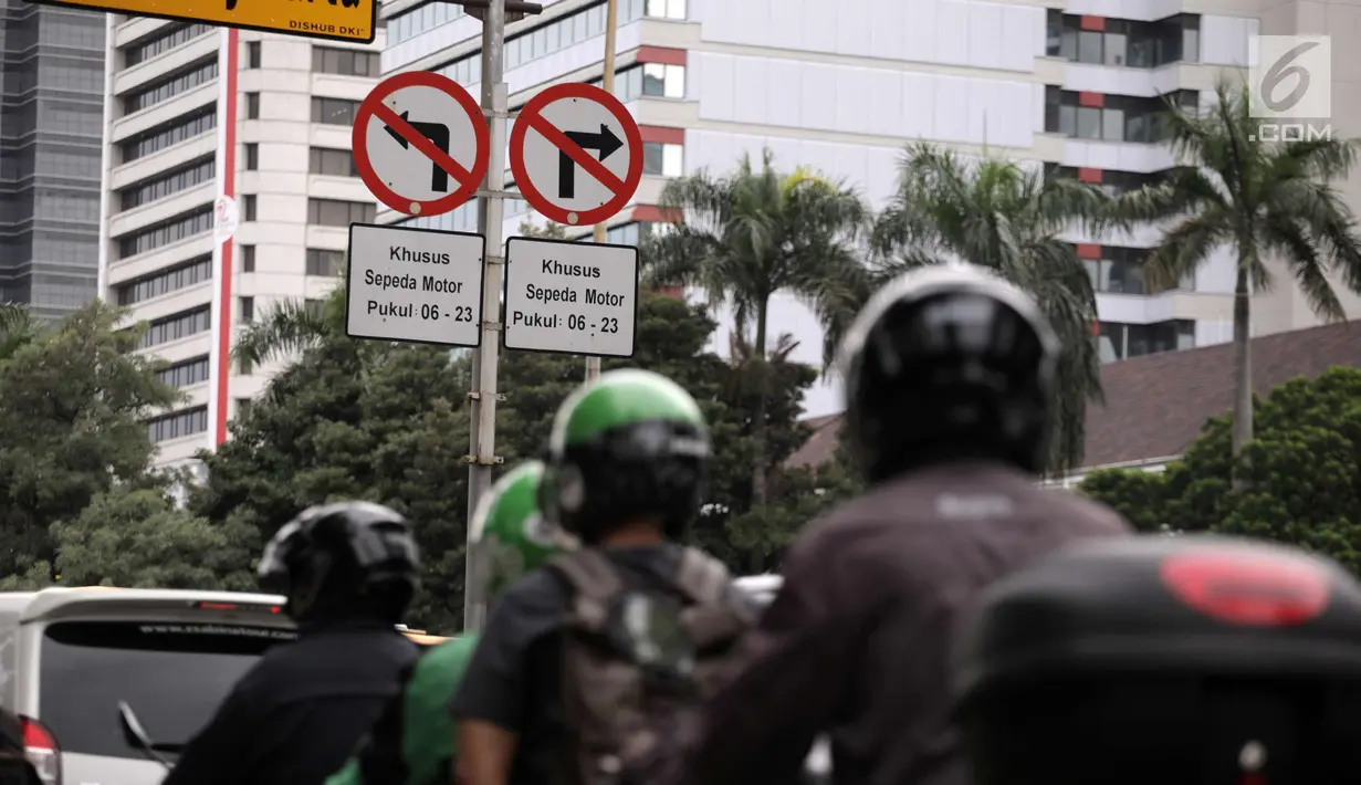 Rambu larangan terpasang di Jalan Medan Merdeka Barat, Jakarta, Selasa (9/1). Gubernur DKI Jakarta Anies Baswedan memastikan akan menaati putusan Mahkamah Agung tersebut. (Liputan6.com/Arya Manggala)