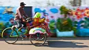 Becak di Indonesia mulai digunakan di Jakarta sekitar tahun 1936. sebelum larangan pada 1970-an. Ada dua jenis becak di Indonesia adalah pengemudi duduk di belakang penumpang, dan ada pengemudi duduk di samping penumpang. (eatingasia.typepad.com)