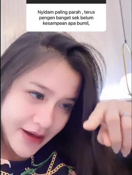 “Jujur, aku pengin poll megang harimau. Megang tok. Ngelus-ngelus tok, wis, tak elus-elus ngene (sambil tangannya mempraktekkan)” kata Bella Bonita seperti dilansir dari video story-nya. [Instagram/bellabonita_r.a]