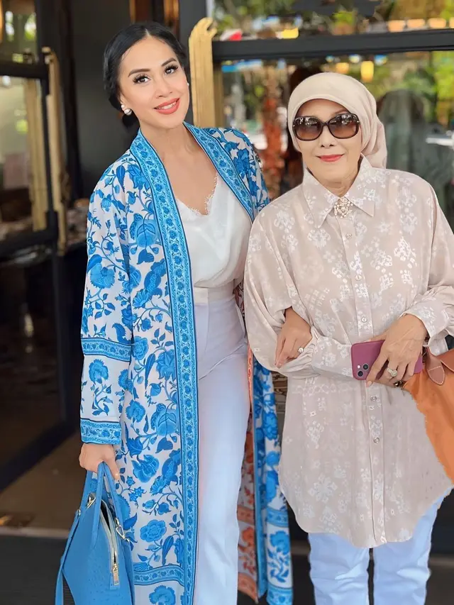 5 Potret Ibu Diah Permatasari yang Kini Berumur 76 Tahun, Kelihatan Awet Muda Seperti Anaknya