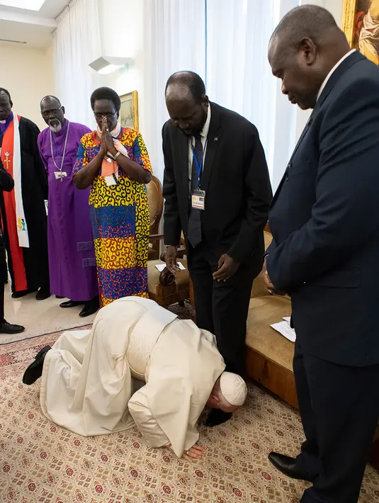 Paus Fransiskus berlutut dan mencium kaki Presiden Sudan Selatan, Salva Kiir Mayardit dalam pertemuan di Vatikan, Kamis (11/4). Dalam pertemuan itu, Paus Fransiskus mencium kaki baik pejabat pemerintah maupun oposisi guna mencegah para pemimpin itu kembal