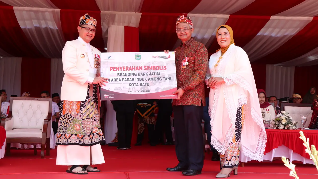 Bank Jatim Serahkan Mobil Sekolah dan Branding Pasar Induk Among Tani di HUT Kota Batu ke-22 Tahun