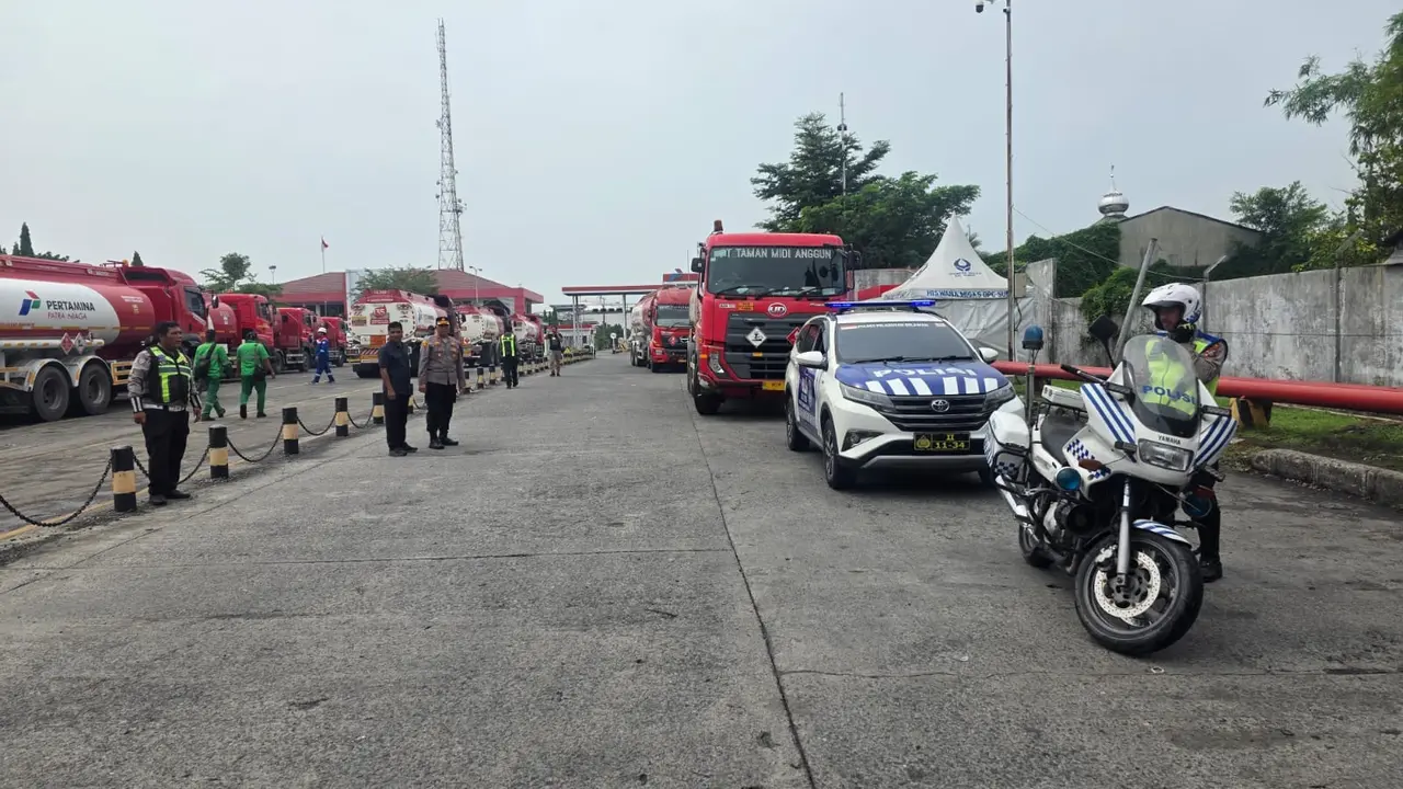 Cegah Panic Buying, Polisi di Medan Terjunkan Personel Jaga SPBU dan Kawal Truk BBM