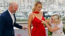 Artis Kristen Stewart bersama Blake Lively dan aktor Corey Stoll bercanda saat sesi pemotretan untuk film "Cafe Society" sebelum pembukaan Festival Film Cannes ke-69 di Cannes, Prancis, 11 Mei 2016. (REUTERS / Regis Duvignau)