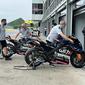 Kru tim milik Valentino Rossi, VR46 menyiapkan motor jelang tes pramusim MotoGP 2022 di Sirkuit Mandalika, Lombok hari Kamis (10/02/2022). (MGPA)