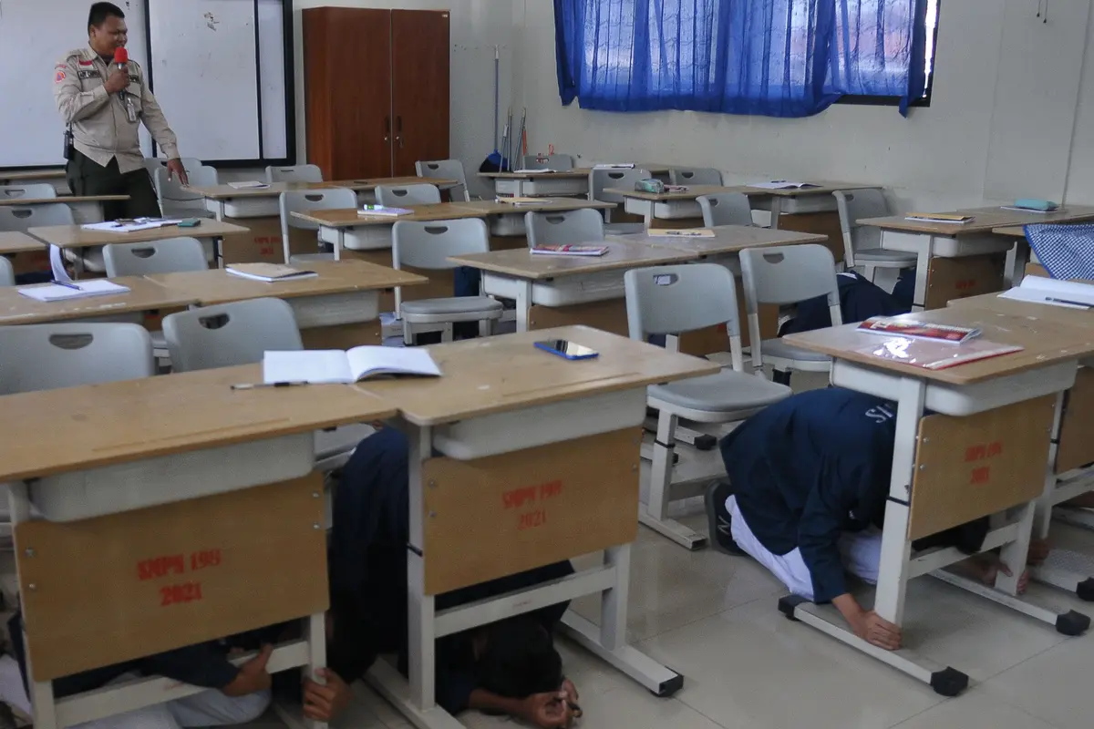 Gempa kembali menggetarkan Indonesia pada hari ini, Kamis (5/10/2023). Hingga pukul 20.10 WIB, ada tiga kali gempa hari ini yang terjadi di Bumi Pertiwi.