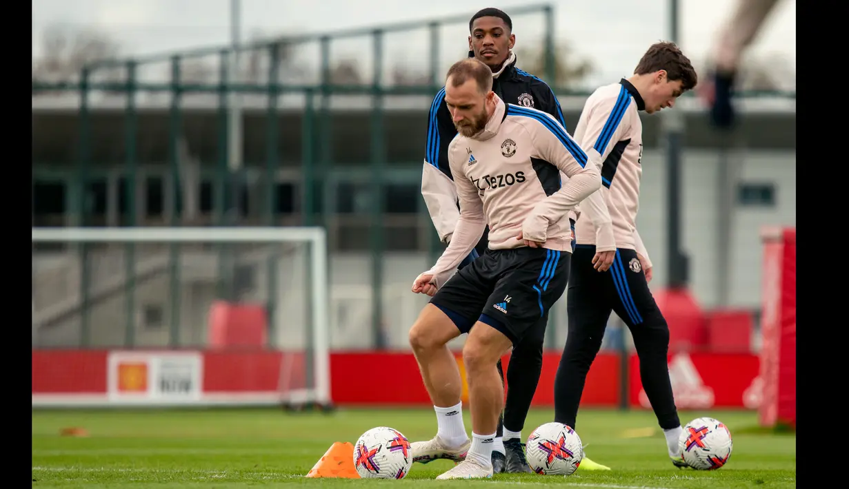 <p>Pemain Manchester United, Christian Eriksen kembali mengikuti sesi latihan Manchester United di Carrington pada Jumat (07/04/2023) WIB. Eriksen sempat absen lama dari lini tengah MU akibat cedera pergelangan kaki saat menjamu Reading di babak keempat Piala FA di Old Trafford, Minggu (29/1/2023) WIB. (Twitter/@ManUtd)</p>