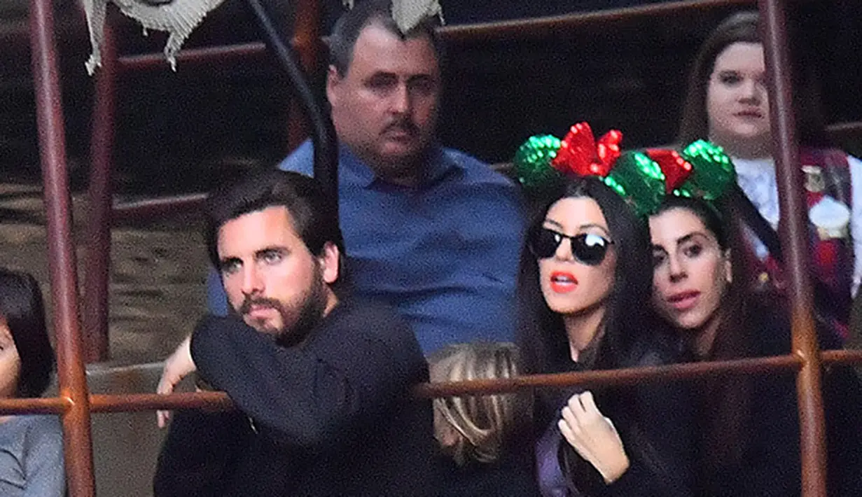 "Scott dan Kourtney didorong untuk kebali bersama sepanjang malam di ulang tahun Kylie," ujar sumber. (Splash News/HollywoodLife)