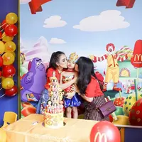 Penyanyi dangdut Ayu Ting Ting baru saja menggelar acara ulang tahun putrinya, Bilqis Khumairah Razak. Ulang tahun keempat itu tidak dirayakan secara mewah seperti sebelumnya. (Instagram/ayutingting92)