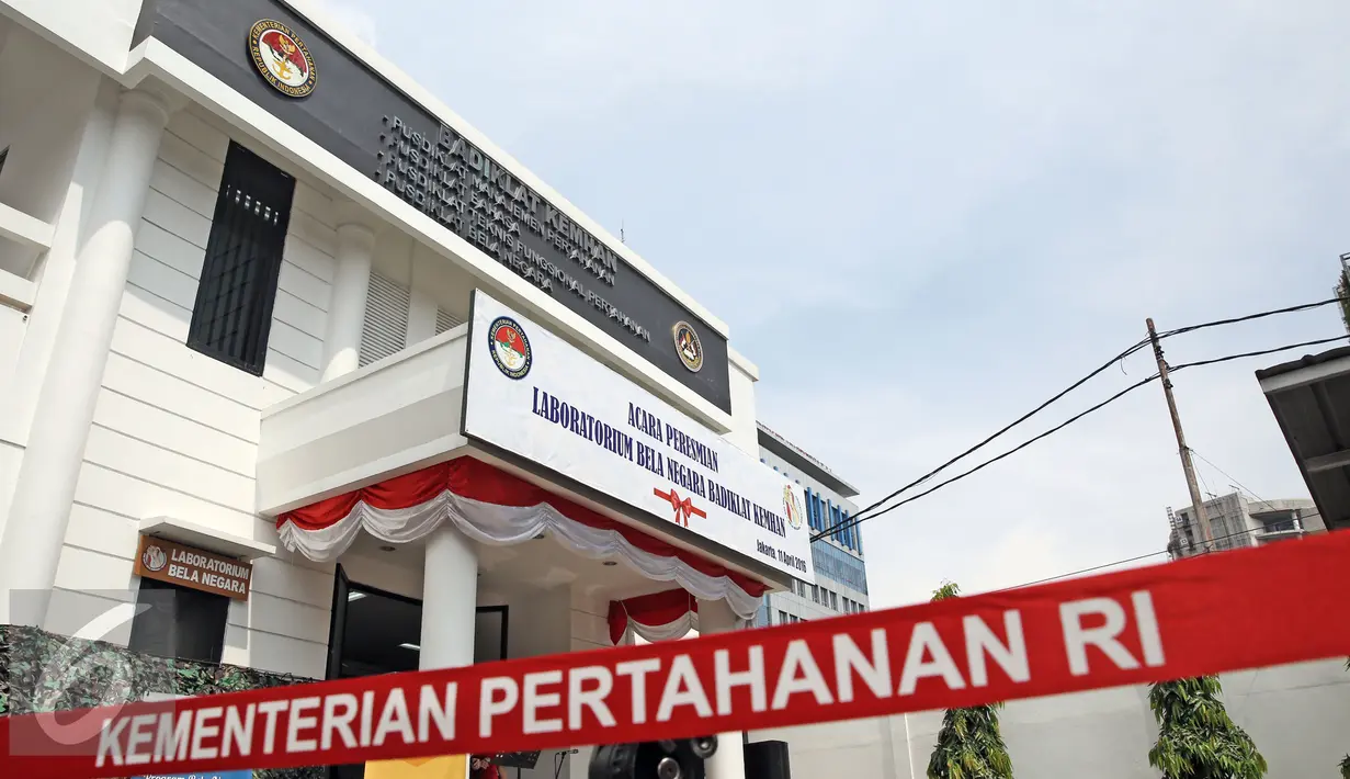 Gedung Laboratorium Bela Negara Badiklat Kemhan, Jakarta, Senin (11/4). Laboraturium Bela Negara memiliki 4 ruang penunjang operasional yaitu, ruang kerja Website Badiklat Kemhan, Portal Bela Negara, iBOLZ dan ruang rapat. (Liputan6.com/Faizal Fanani)