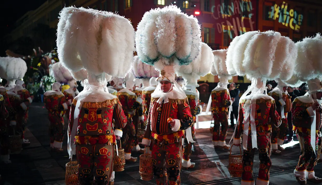 Para penari menari saat upacara pembukaan Karnaval Nice di Nice, Prancis, 11 Februari 2022. Tema karnaval edisi ke-149 kali ini adalah Raja Hewan. (AP Photo/Daniel Cole)