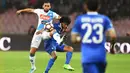 Bek Napoli, Faouzi Ghoulam, berebut bola dengan penyerang Juventus, Juan Cuadrado. Juventus ke final Coppa Italia dalam tiga tahun beruntun. (EPA/Ciro Fusco)
