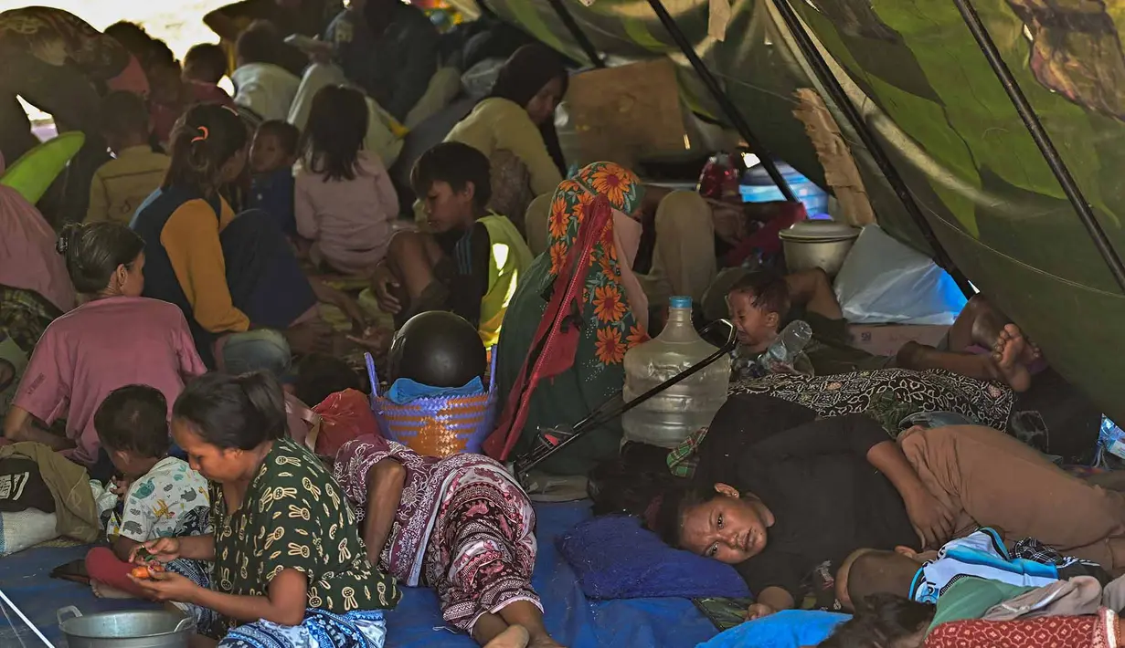Warga beristirahat di bawah tenda di sebuah lapangan terbuka di Mbay, Nagekeo, Nusa Tenggara Timur, Senin, 17 Agustus 2026, (AFP/ Juni Kriswanto)