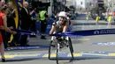 Atlet asal Swiss, Manuela Schar berhasil mencapai garis finis dan memenangkan kejuaraan balap kursi roda kategori wanita di ajang Boston Marathon ke-121 di Boston, Senin (17/4). (AP Photo/Elise Amendola)