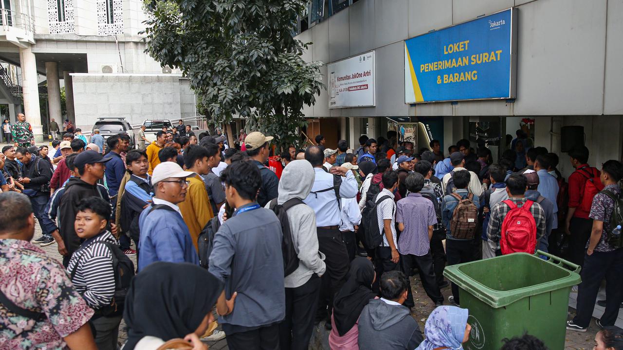FOTO: Potret Ratusan Warga Jakarta Ramai-Ramai Melamar sebagai Pasukan Oranye