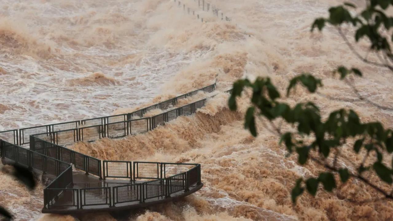 Penampakan Air Terjun Iguazu yang permukaan airnya naik akibat hujan lebat melanda wilayah selatan Brasil, di Foz do Iguacu, Negara Bagian Parana, Brasil (30/10/2023).