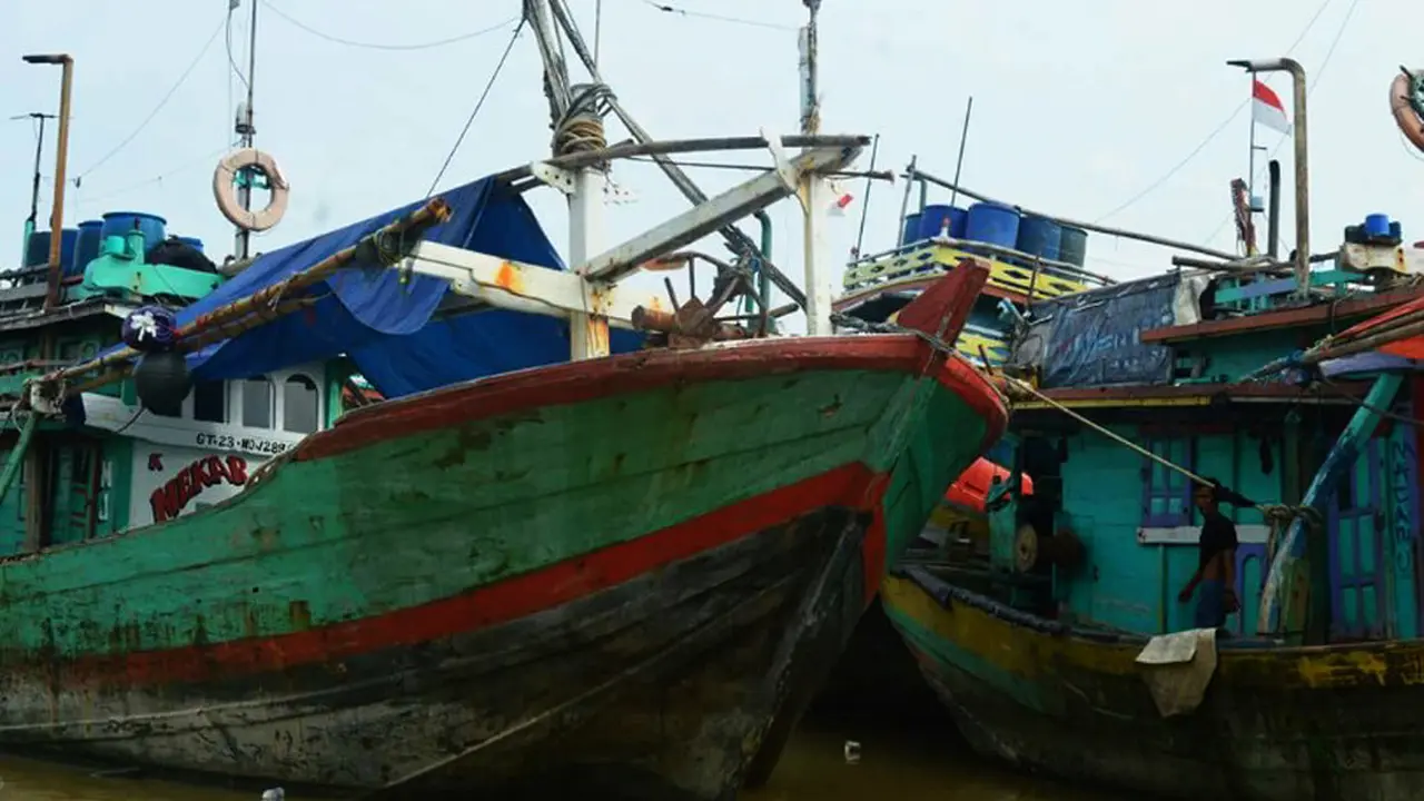 Selama ini para nelayan di Kabupaten Indramayu mengeluhkan lamanya pembuatan berbagai perizinan penangkapan ikan.