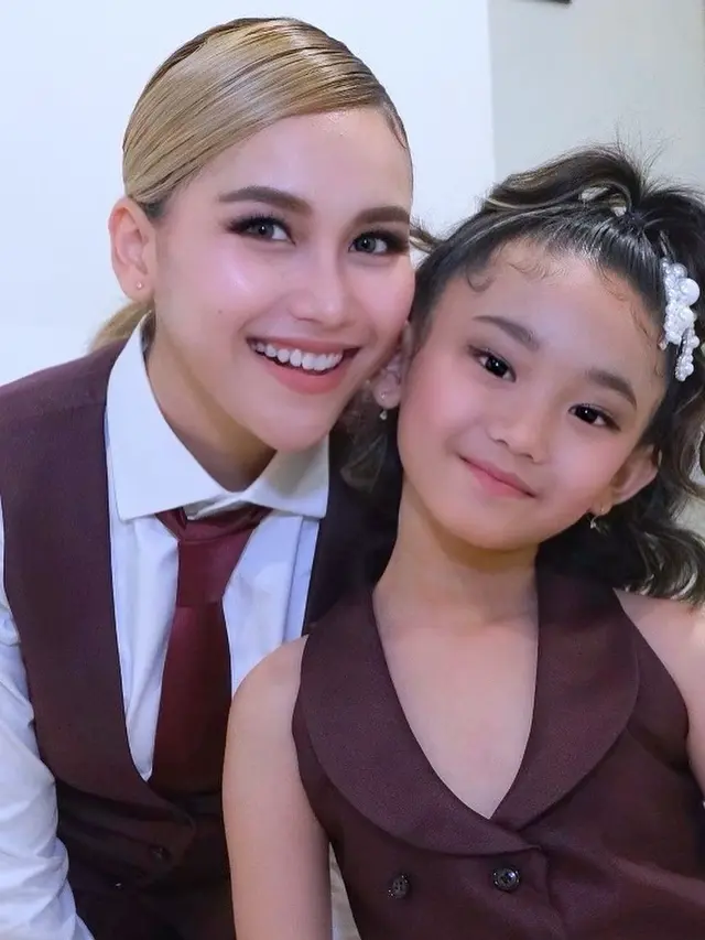 Ayu Ting Ting dan Bilqis Khumairah Razak tampil duet dalam acara TV (Foto: Instagram/@kriznafahrezi)