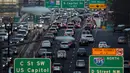 Kepadatan arus lalu lintas pada jam sibuk di dekat Capitol Power Plant Washington, AS, 20 Desember 2016. Kepadatan lalu lintas di Washington terlihat pada jam sibuk, terlebih memasuki libur Natal dan Tahun baru. (REUTERS/Joshua Roberts)