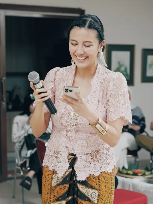 Termasuk Sharena Delon yang terlihat begitu menawan dalam balutan kebaya.kutubaru renda warna pink.  [@mrssharena]