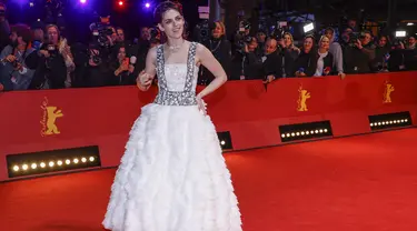 Kristen Stewart berpose untuk fotografer setibanya untuk pemutaran perdana film 'She Came To Me' dan upacara pembukaan Festival Film Internasional Berlin 'Berlinale', di Berlin, Jerman, Kamis (16/2/2023). Kristen Stewart tiba di Festival Film Internasional Berlin dengan gaun seperti putri dari rumah mode Prancis. (Photo by Joel C Ryan/Invision/AP)