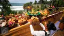 Seorang umat hindu memasangkan perlengkapan upacara Melasti di Pantai Ngobaran ,Gunung Kidul,Yogyakarta, (22/2).Melasti merupakan upacara mensucikan diri menyambut perayaan tahun baru Nyepi.(Boy Harjanto)
