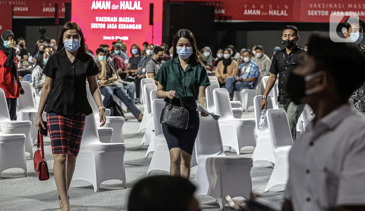 Pelaku sektor jasa keuangan saat pelaksanaan vaksinasi COVID-19 di Lapangan Tennis Indoor Senayan, Jakarta, Rabu (16/6/2021). Vaksinasi ini dilakukan untuk mempercepat vaksinasi, sehingga membentuk kekebalan komunal di masyarakat. (Liputan6.com/Faizal Fanani)