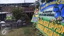 Karangan bunga terpampang di rumah duka Kapten Cpn Agung Kurniawan di Semerang, Senin (21/3). Kapten Agung adalah satu dari 13 korban meninggal pada kecelakaan helikopter Bell 412 milik TNI AD di Poso, Sulawesi Tengah. (Liputan6.com/Gholib)
