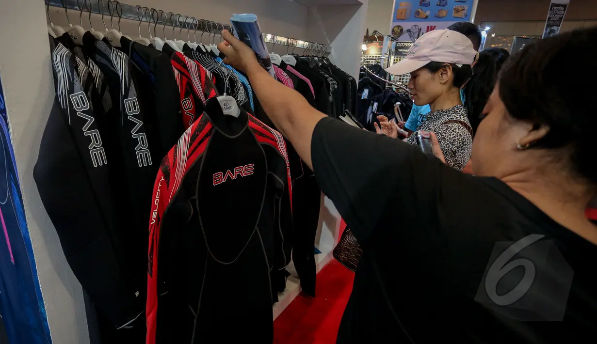 Pengunjung melihat baju selam di Deep & Extreme Indonesia 2015, JCC Jakarta, Kamis (30/04/2015). Dalam pameran ini dihadirkan informasi tentang dunia selam dan peralatannya, destinasi pariwisata serta industri pendukungnya. (Liputan6.com/Faizal Fanani)