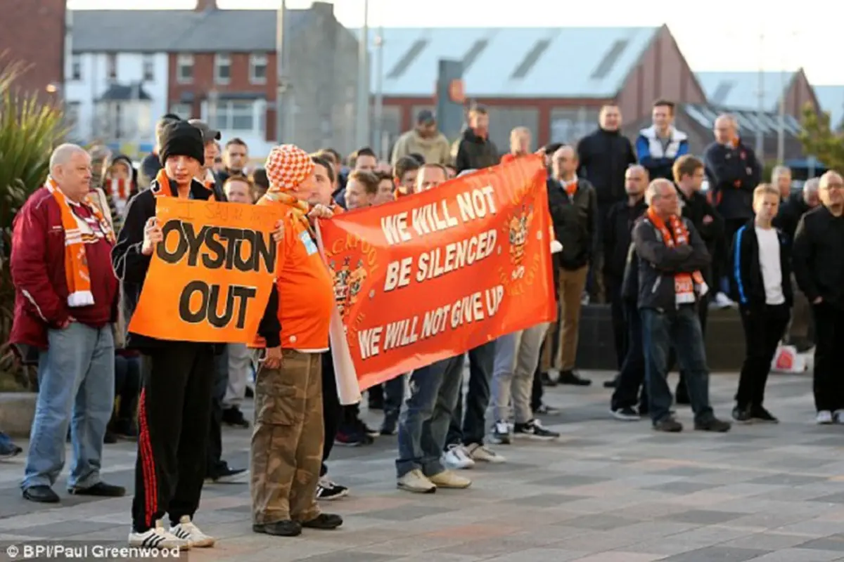 Fans Blackpool melakukan unjuk rasa
