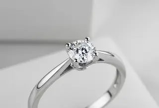 Ilustrasi Model Cincin Emas Putih Simple Elegan. (Foto: Gemini AI)