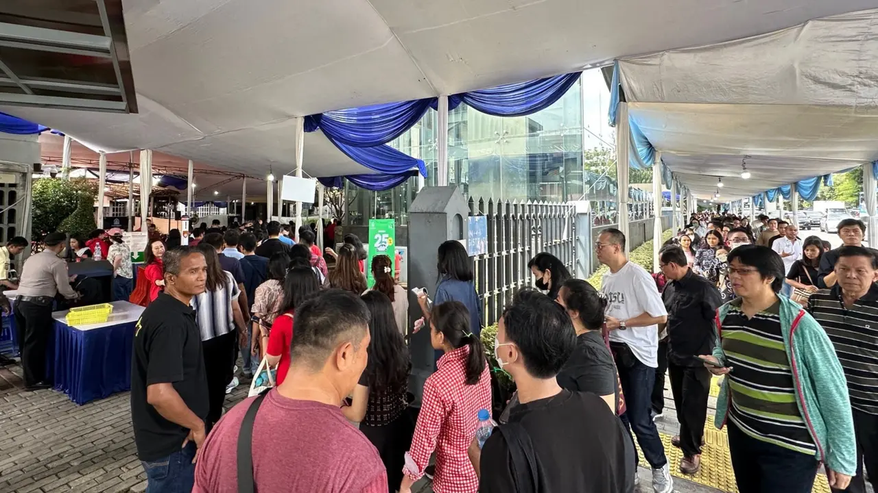 Sejumlah jemaat umat kristiani mulai memadati Gereja Katedral Jakarta untuk mengikuti ibadah Jumat Agung siang ini, Jumat (18/4/2025).