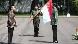 Presiden Jokowi didampingi Menpora Imam Nahrawi, melepas keberangkatan Tim Indonesia menuju Olimpiade 2016 di Brasil, di halaman Istana Merdeka, Jakarta, Rabu (22/6). 26 atlet akan bertarung pada pesta olah raga tingkat dunia. (Liputan6.com/Faizal Fanani)