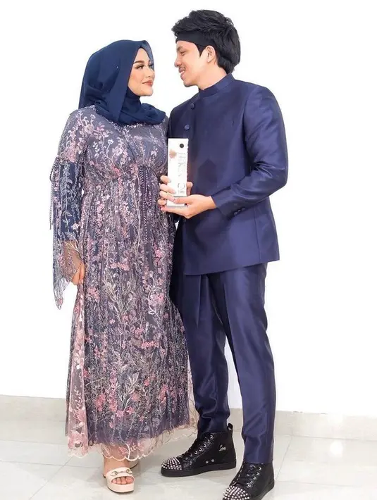 Untuk tampilan feminim dan elegan, bisa tiru model gamis brokat istri Atta Halilintar satu ini. Dia tampak mengenakan gamis kombinasi warna biru-pink yang dilapisi outer brokat. (Instagram/aurelie.hermansyah).