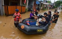 FOTO: Tanggul Jebol, 2.000 Warga Villa Pamulang Terdampak Banjir