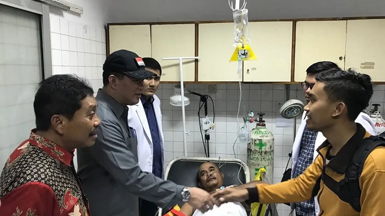 Direktur Pelayanan BPJS Ketenagakerjaan, Krishna Syarif mengunjungi korban tol Becakayu di Rumah Sakit UKI, Cawang. (Dok: BPJS Ketenagakerjaan)