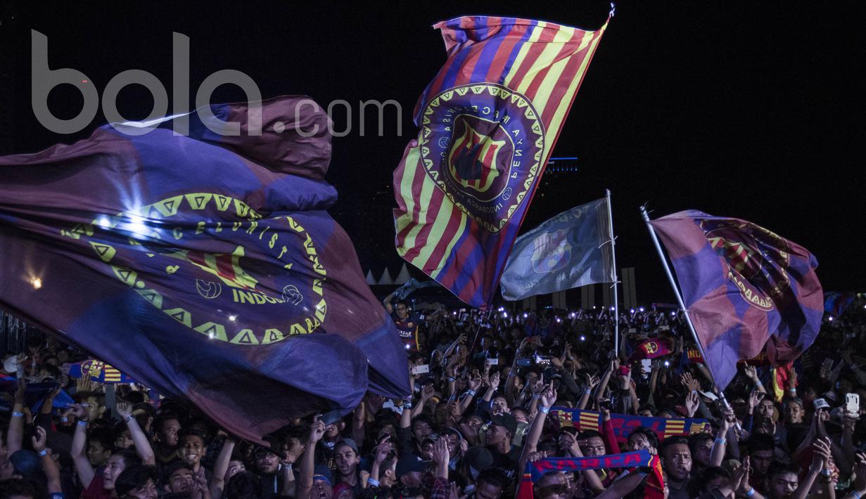 Supporter Barcelona menyaksikan nonton bareng laga La Liga melawan Real Madrid bersama Bola.com dan Head & Shoulders di Senayan, Jakarta, Minggu (24/4/2017). (Bola.com/Vitalis Yogi Trisna)