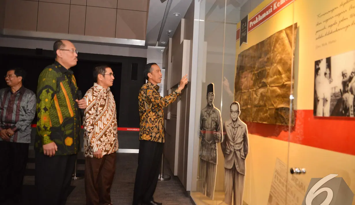 Presiden Jokowi melihat salinan teks proklamasi yang diperbesar di Pusat Sejarah Konstitusi, Gedung MK, Jakarta, Jumat (19/12/2014). (Liputan6.com/Faizal Fanani)
